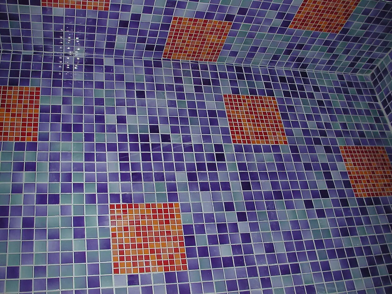 Une douche carrelée en mosaïque, joints terminés